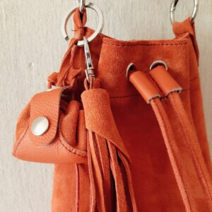 Suede Bucketbag, uniek, inclusief een bijpassende sleutelhanger met minitasje en flos.
