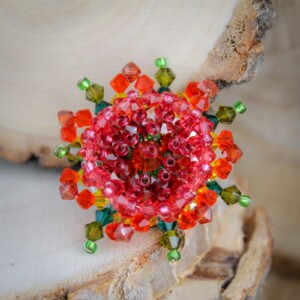 Uitbundig & Exotisch, handgemaakte passiebloem broche met Swarovski kristal