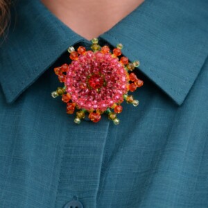 Uitbundig & Exotisch, handgemaakte passiebloem broche met Swarovski kristal