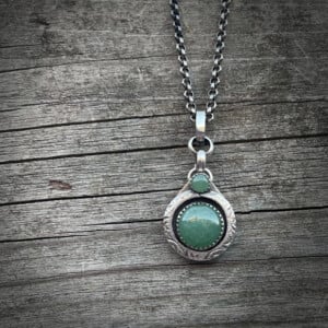 Unieke zilveren hanger met groene aventurijn – handgemaakt sieraad met dubbele steen