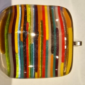 Veelkleurige hanger gemaakt d.m.v. glasfusing