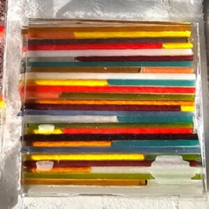 Veelkleurige hanger gemaakt d.m.v. glasfusing