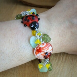 Vrolijk & Botanisch, lieveheersbeestje tuinarmband met handgemaakte glaskralen