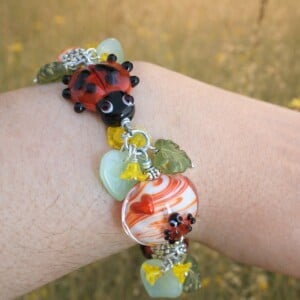 Vrolijk & Botanisch, lieveheersbeestje tuinarmband met handgemaakte glaskralen