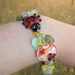 Vrolijk & Botanisch, lieveheersbeestje tuinarmband met handgemaakte glaskralen