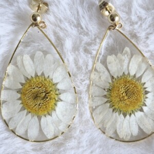 Witte resin oorbellen met gedroogde bloemen