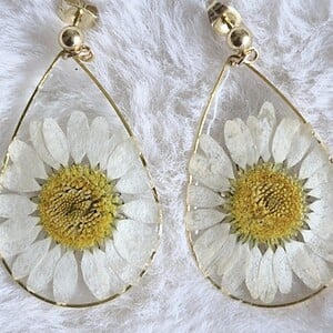 Witte resin oorbellen met gedroogde bloemen