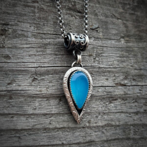 Zilveren hanger met blauwe chalcedoon druppel – handgemaakt 925 sterling zilver