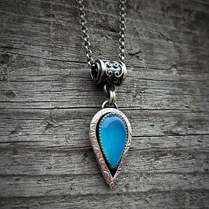 Zilveren hanger met blauwe chalcedoon druppel – handgemaakt 925 sterling zilver