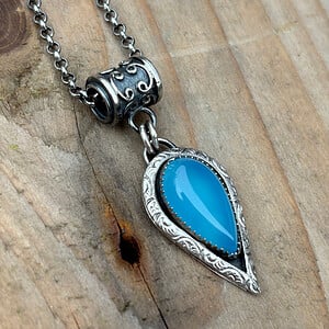 Zilveren hanger met blauwe chalcedoon druppel – handgemaakt 925 sterling zilver