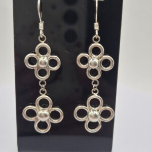 Zilveren hangoorbellen bloemen