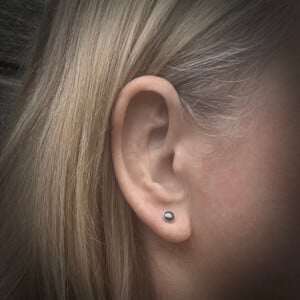 Zilveren oorbellen hematiet – oorstekers met antraciet steen