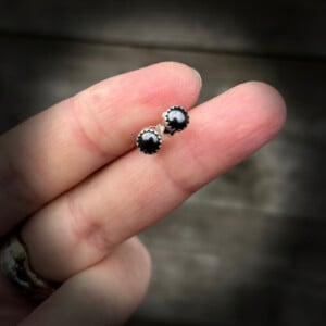 Zilveren oorbellen hematiet – oorstekers met antraciet steen