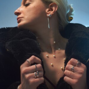 Zilveren oorbellen met bolletje en een afdruk van een Ginko blad