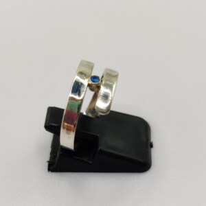 Zilveren spiraalring met blauw zirkoontje