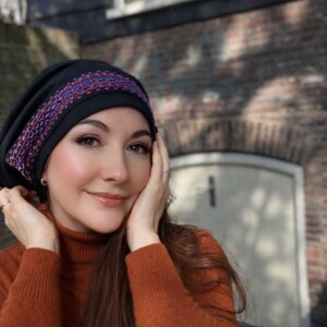 Zwarte baret met geborduurde band