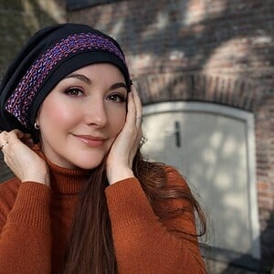 Zwarte baret met geborduurde band