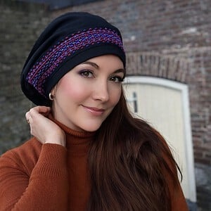 Zwarte baret met geborduurde band