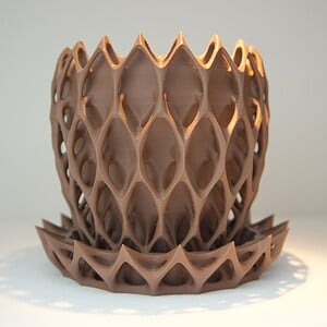 3D bloempot en opvangbak bruin/ naturel met bijzonder patroon