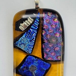 Aparte (ketting)hanger. Glasfusing. Uniek