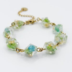 Armband met Kristalvormige Hangers Gevuld met Echt Gipskruid uit Luxemburg (Forgotten Gardens)