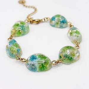 Armband met Steenvormige Hangers Gevuld met Echt Gipskruid uit Luxemburg (Forgotten Gardens)