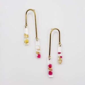 Asymmetrische Boog Oorbellen Met Hangers Gevuld met Echt Gipskruid uit Lugano (Strawberry Lemonade)