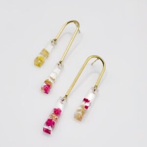 Asymmetrische Boog Oorbellen Met Hangers Gevuld met Echt Gipskruid uit Lugano (Strawberry Lemonade)