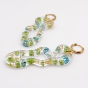 Asymmetrische Organische Vorm Oorbellen Gevuld met Echt Gipskruid uit Luxemburg (Forgotten Gardens)