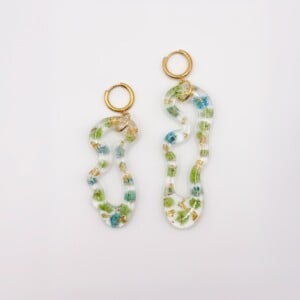 Asymmetrische Organische Vorm Oorbellen Gevuld met Echt Gipskruid uit Luxemburg (Forgotten Gardens)