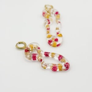 Asymmetrische Organische Vorm Oorbellen Gevuld met Echt Gipskruid uit Lugano (Strawberry Lemonade)