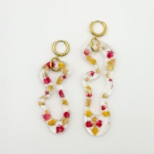 Asymmetrische Organische Vorm Oorbellen Gevuld met Echt Gipskruid uit Lugano (Strawberry Lemonade)