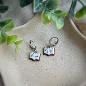 Boekjes huggie oorbellen