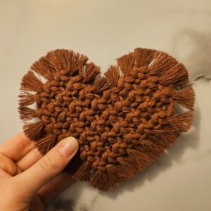 Bruin hart macramé onderzetter