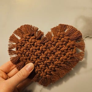 Bruin hart macramé onderzetter