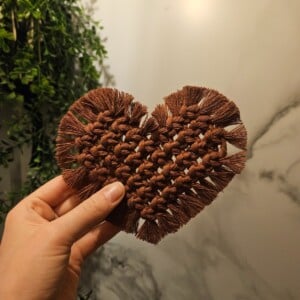 Bruin hart macramé onderzetter