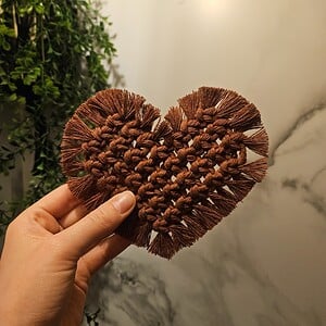 Bruin hart macramé onderzetter