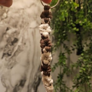 Bruin/beige macramé flower sleutelhanger