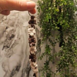 Bruin/beige macramé flower sleutelhanger