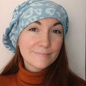 Denim baret met hartjesprint