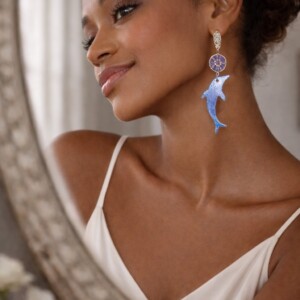 Diepblauw & Ocean folk, dolfijn oorbellen met Swarovski en zilverdetail