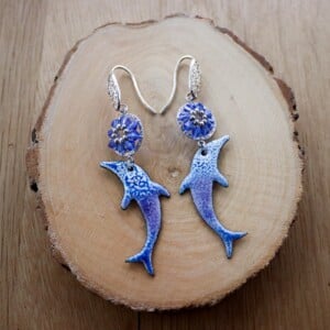 Diepblauw & Ocean folk, dolfijn oorbellen met Swarovski en zilverdetail