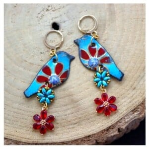 Festival vibes & Kleurrijk contrast, handgemaakte vogel oorbellen met bloemdetails