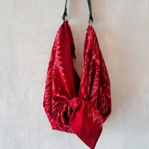 Furoshiki knooptas geknoopt van een vierkante doek, inclusief draagband en knoopinstructie