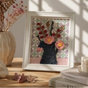 Gehaakte bloemen lijst – Handgemaakte wanddecoratie met vaas (23x28 cm, 100% wol)