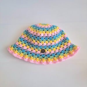 Gehaakte bucket hat | Lichtroze, geel, eucalypstus, turquoise en lila