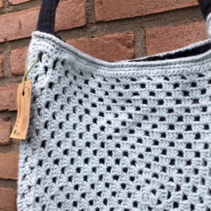Gehaakte tas van Completely Hook’d, schoudertas, totebag lichtblauw