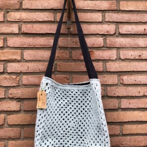 Gehaakte tas van Completely Hook’d, schoudertas, totebag lichtblauw