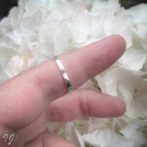 Gehamerde zilveren ring 2mm – 925 sterling zilver – nikkelvrij & op maat gemaakt