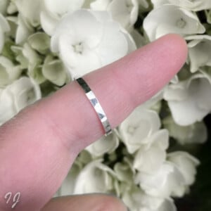 Gehamerde zilveren ring 2mm – 925 sterling zilver – nikkelvrij & op maat gemaakt